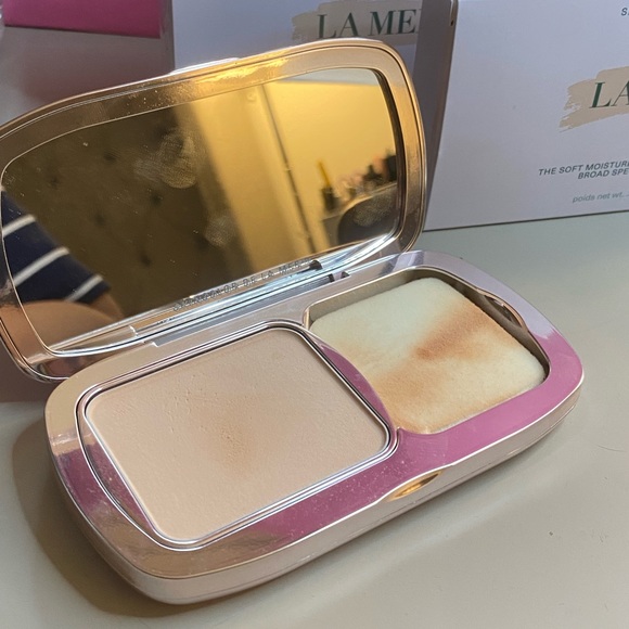 LAMER the soft moisture powder foundation - Picture 2 of 3
